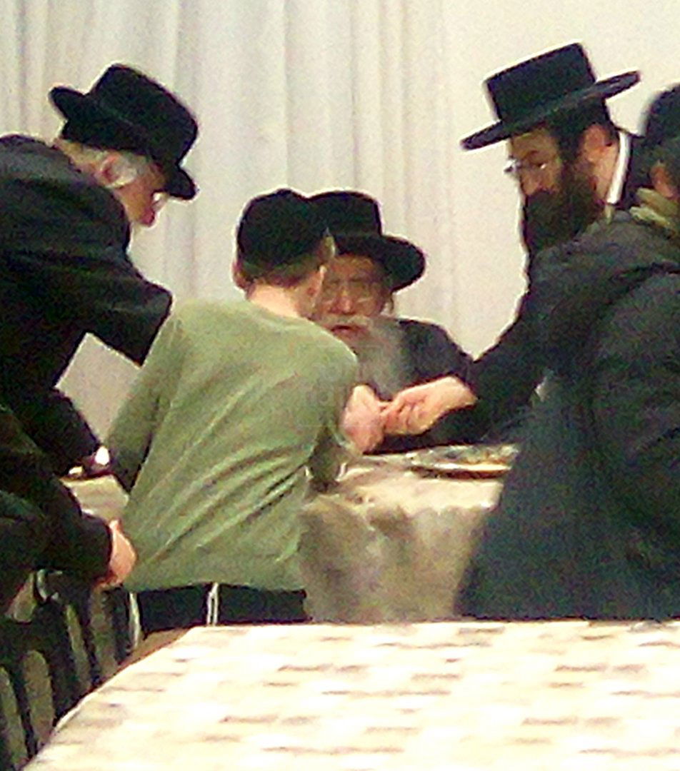 האדמו"ר מפשעווארסק בחלות מעות חנוכה