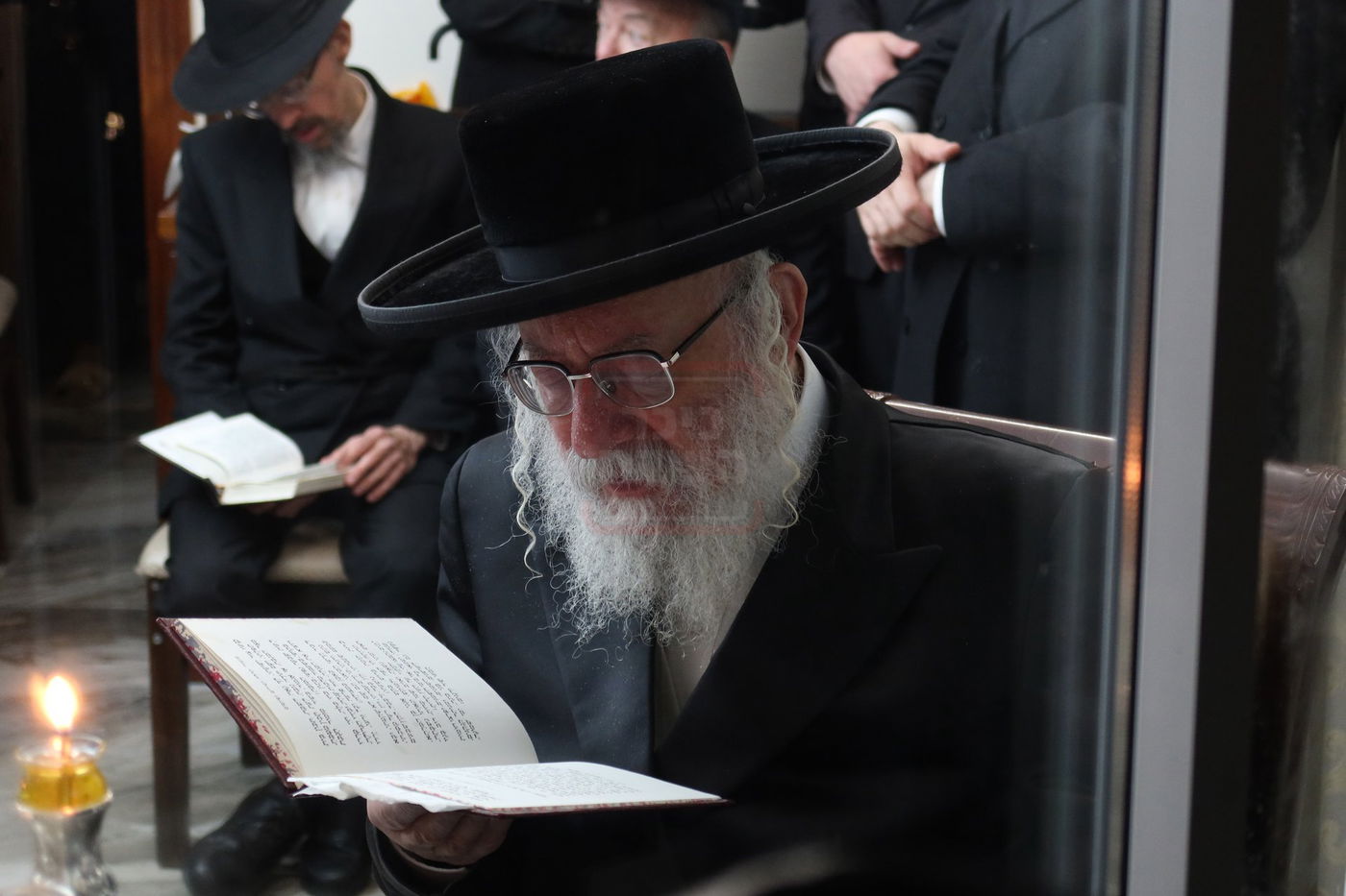 הגה"צ גאב"ד וויען בהדלקת נרות חנוכה