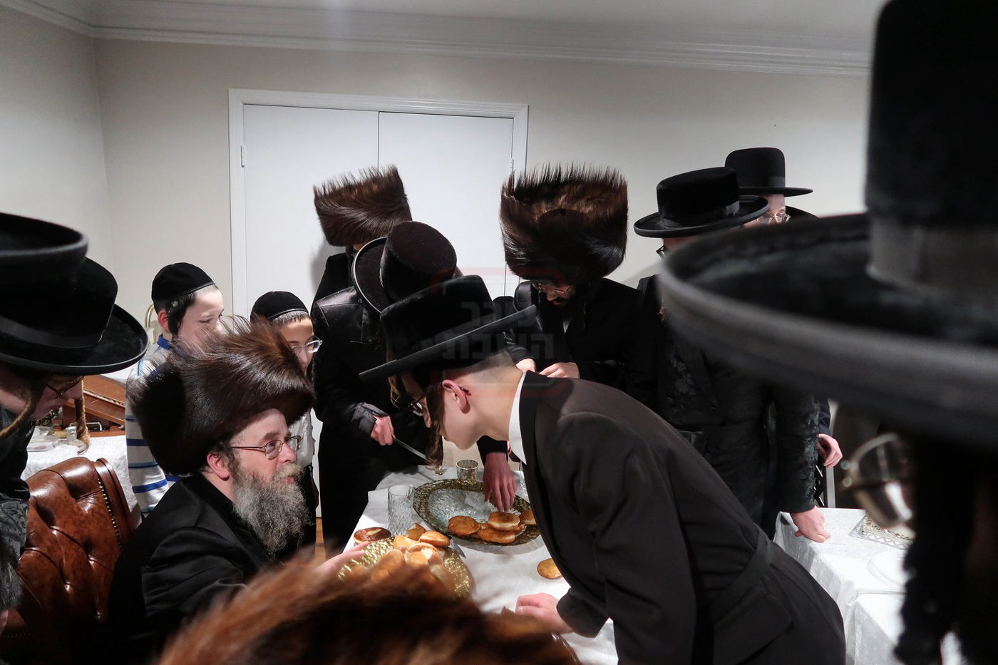 האדמו"ר מקרעטשניף סיגעט וויליאמסבורג בהדלקת נרות חנוכה