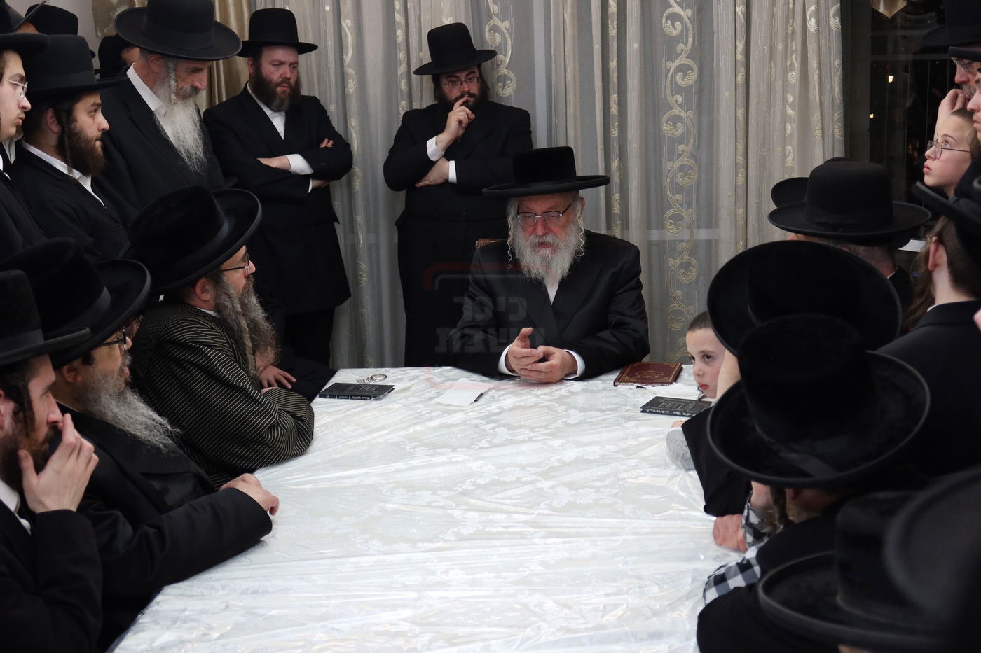 הגה"צ גאב"ד וויען בהדלקת נרות חנוכה