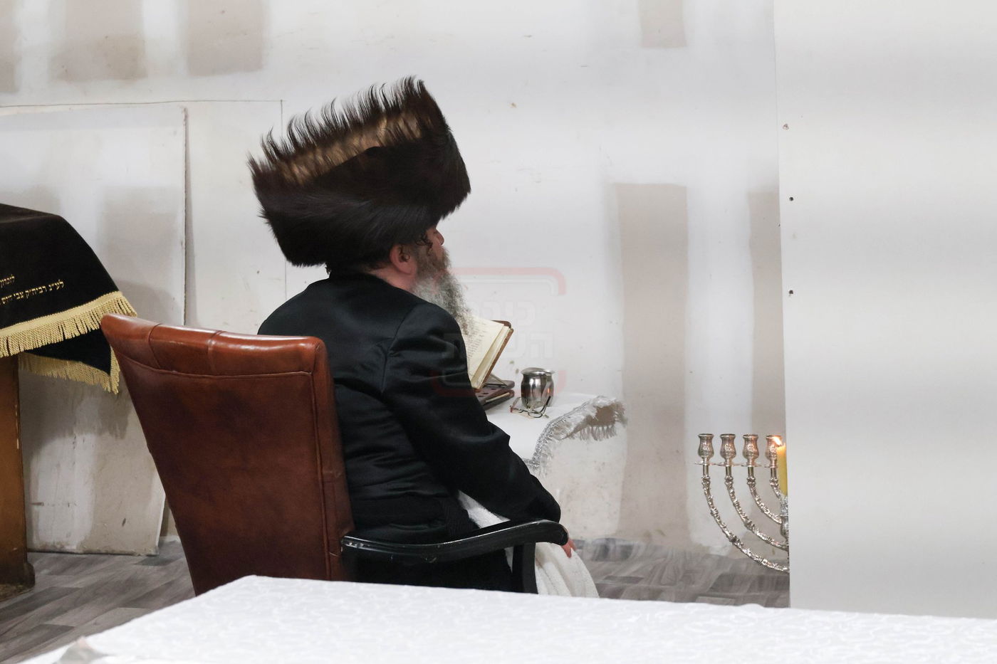 האדמו"ר מקרעטשניף סיגעט וויליאמסבורג בהדלקת נרות חנוכה