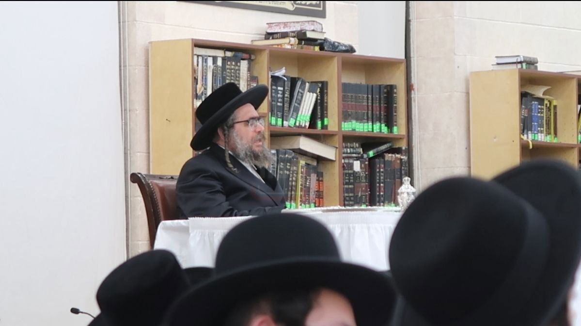 הרה"צ רבי מנחם מענדיל טייטלבוים במסיבת חנוכה