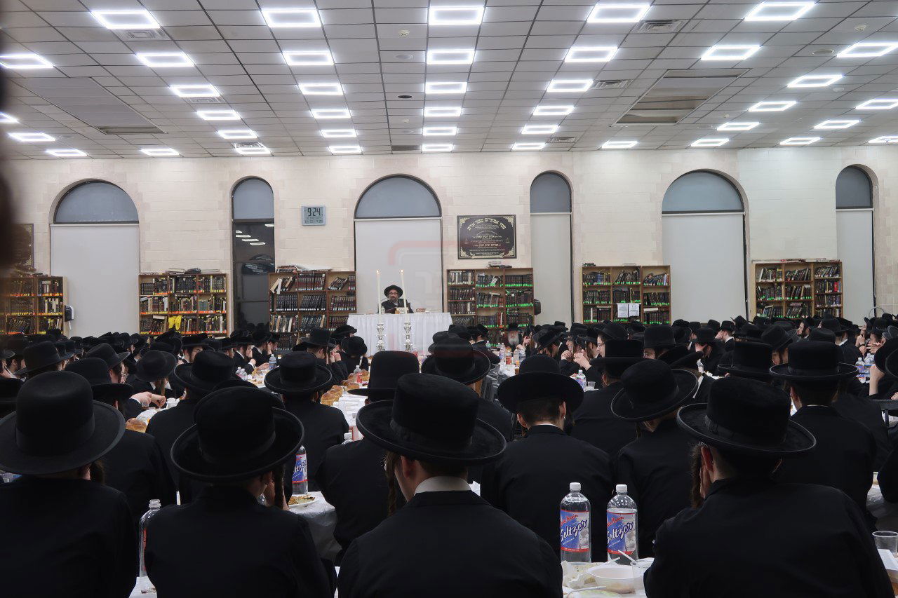 הרה"צ רבי מנחם מענדיל טייטלבוים במסיבת חנוכה