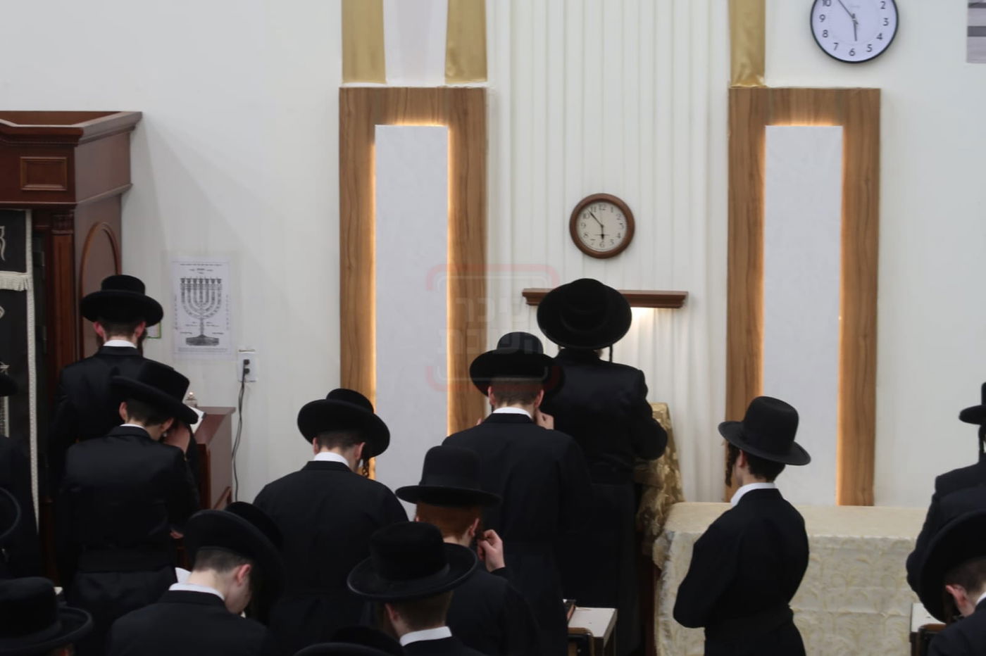 הרה"צ רבי מנחם מענדיל טייטלבוים בהדלקת נרות החנוכה