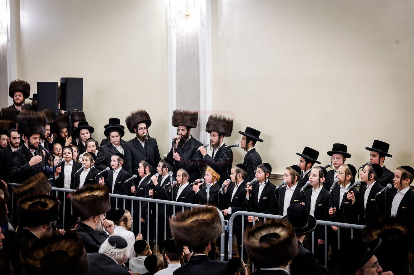 האדמו"ר מטאהש בהדלקת נרות חנוכה