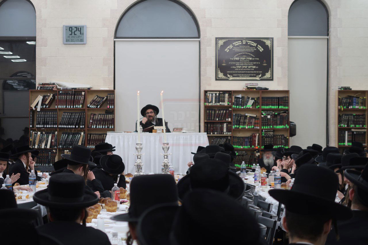 הרה"צ רבי מנחם מענדיל טייטלבוים במסיבת חנוכה