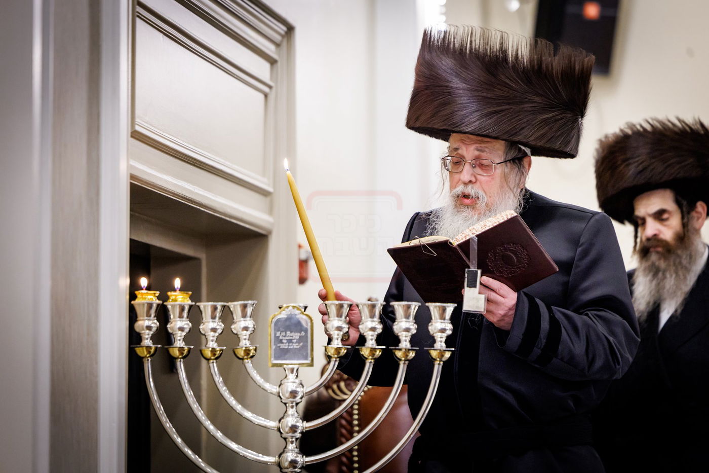 האדמו"ר מטאהש בהדלקת נרות חנוכה