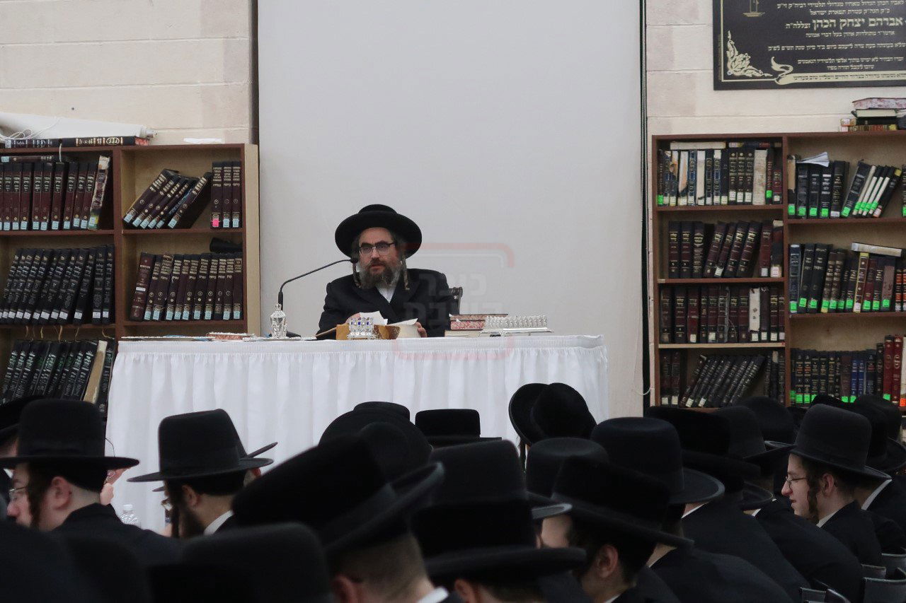 הרה"צ רבי מנחם מענדיל טייטלבוים במסיבת חנוכה