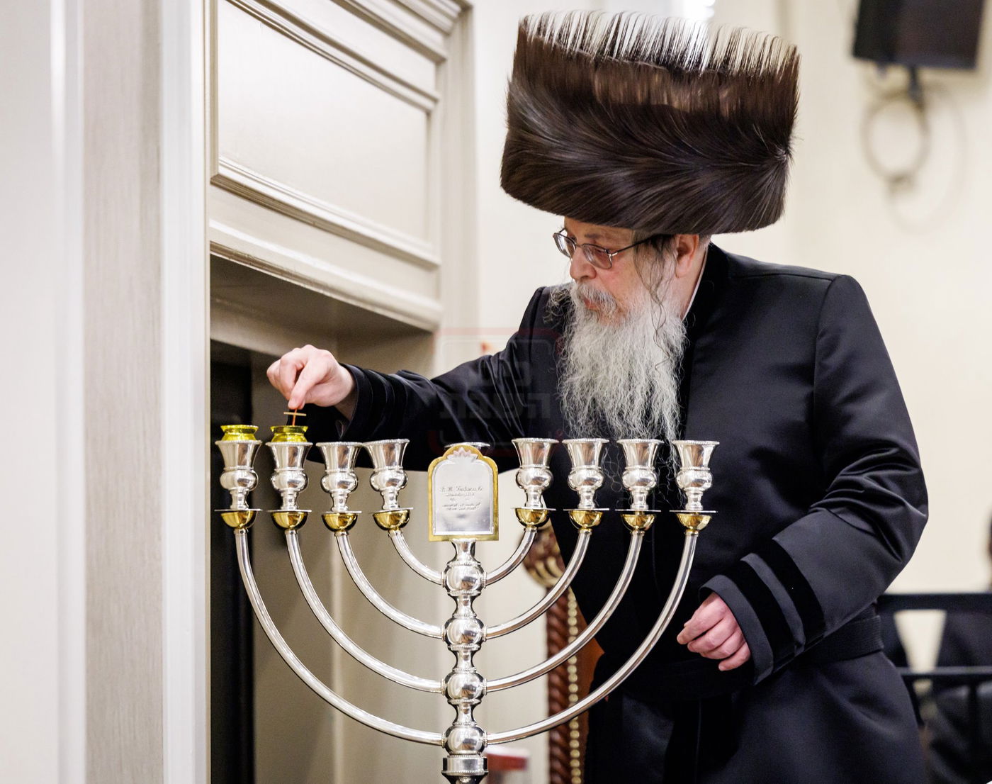 האדמו"ר מטאהש בהדלקת נרות חנוכה