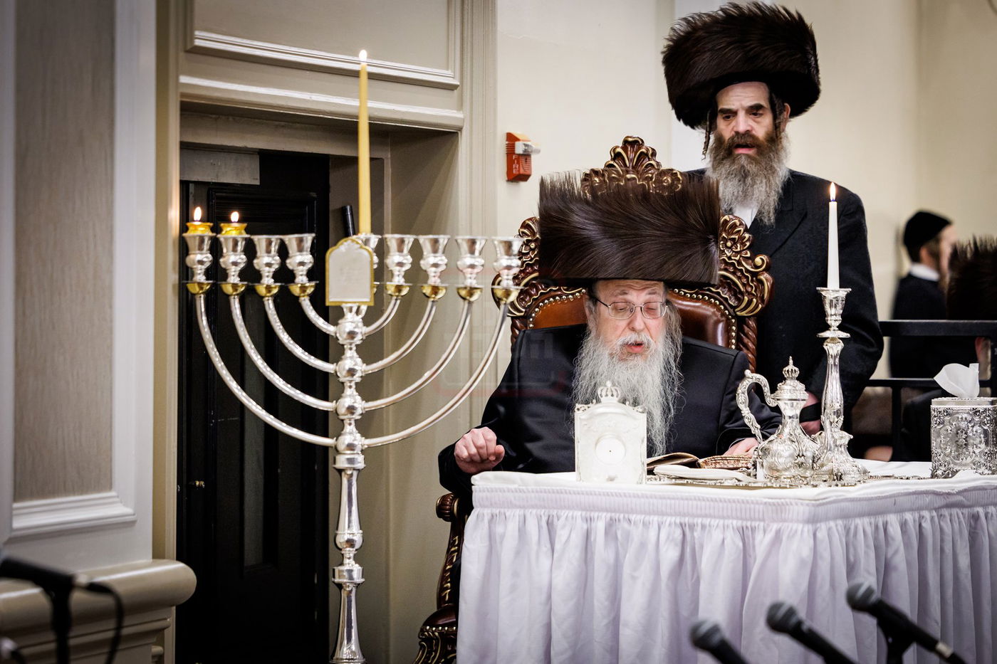 האדמו"ר מטאהש בהדלקת נרות חנוכה