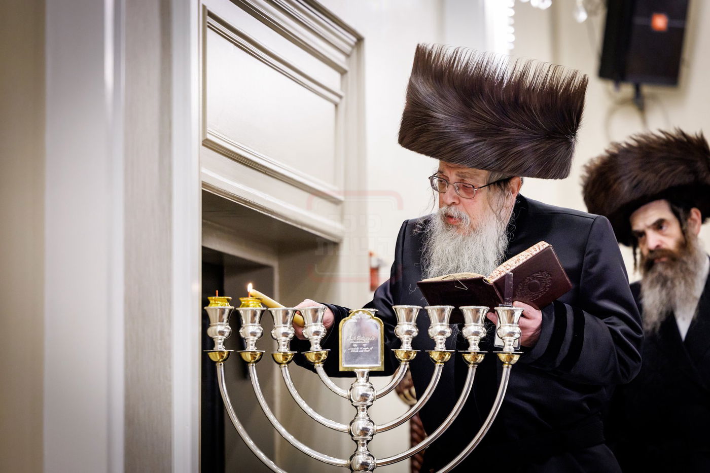 האדמו"ר מטאהש בהדלקת נרות חנוכה