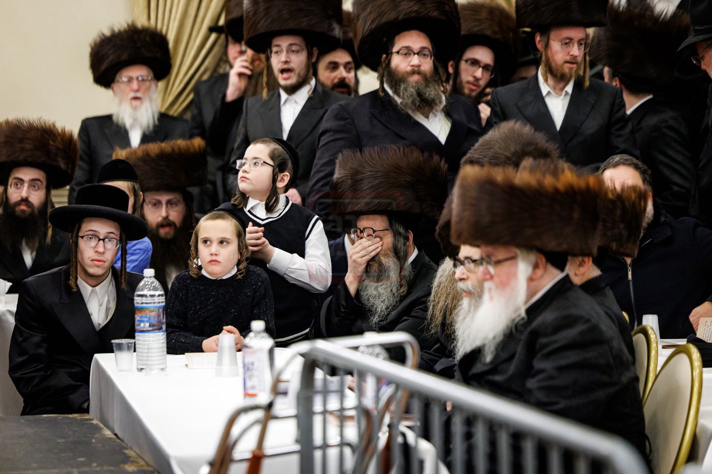 האדמו"ר מטאהש בהדלקת נרות חנוכה