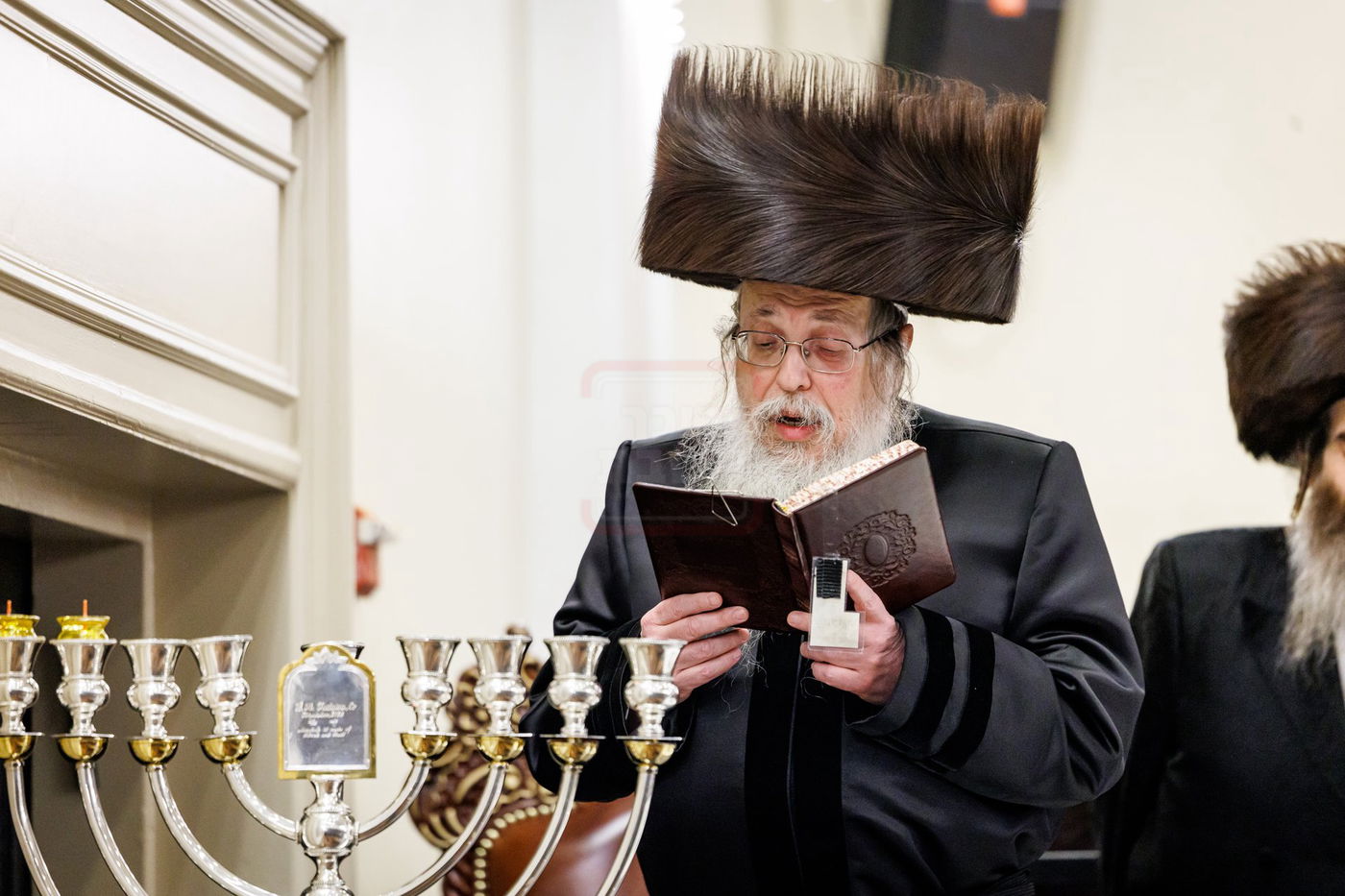 האדמו"ר מטאהש בהדלקת נרות חנוכה