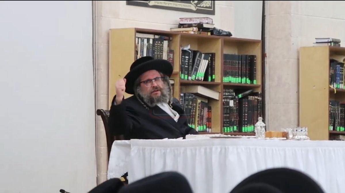 הרה"צ רבי מנחם מענדיל טייטלבוים במסיבת חנוכה