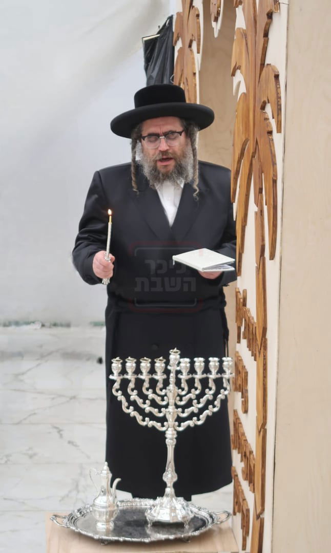 הרה"צ רבי מנחם מענדיל טייטלבוים בהדלקת נרות החנוכה