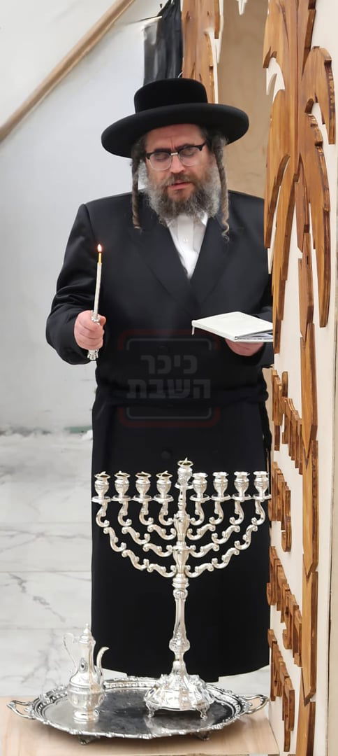 הרה"צ רבי מנחם מענדיל טייטלבוים בהדלקת נרות החנוכה
