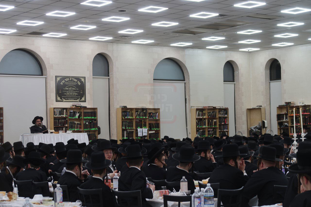 הרה"צ רבי מנחם מענדיל טייטלבוים במסיבת חנוכה