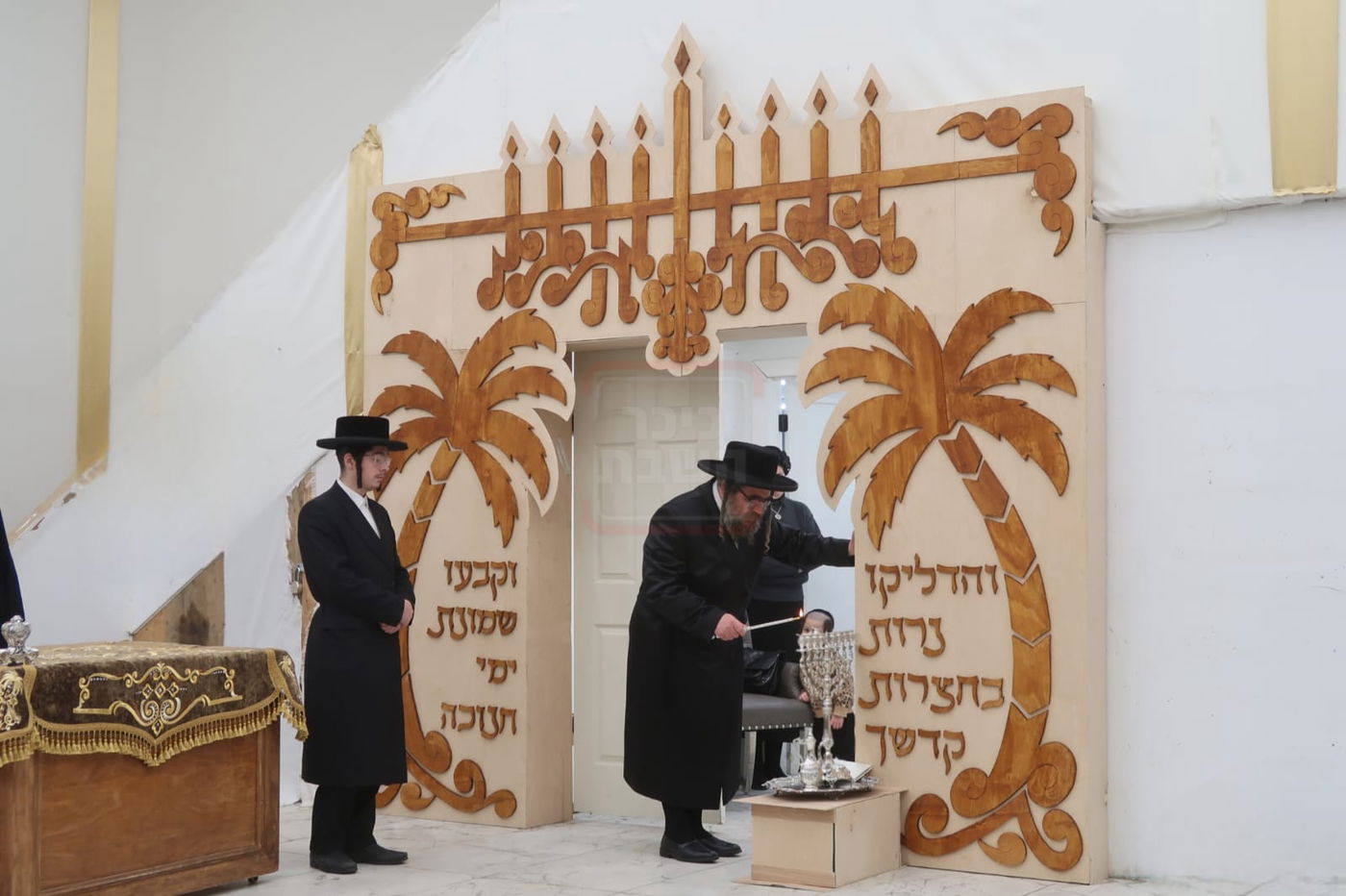 הרה"צ רבי מנחם מענדיל טייטלבוים בהדלקת נרות החנוכה