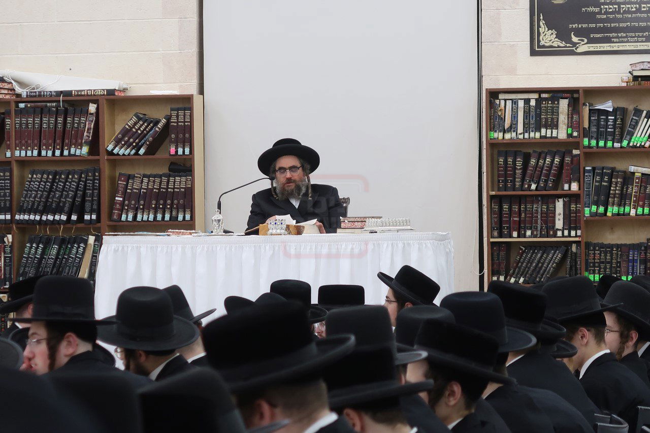 הרה"צ רבי מנחם מענדיל טייטלבוים במסיבת חנוכה