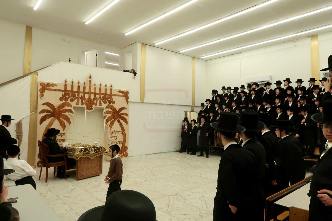 הרה"צ רבי מנחם מענדיל טייטלבוים בהדלקת נרות החנוכה