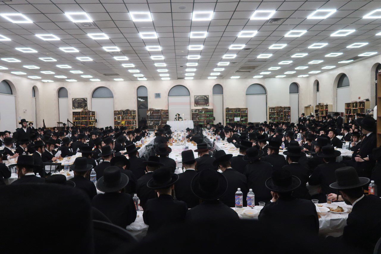 הרה"צ רבי מנחם מענדיל טייטלבוים במסיבת חנוכה