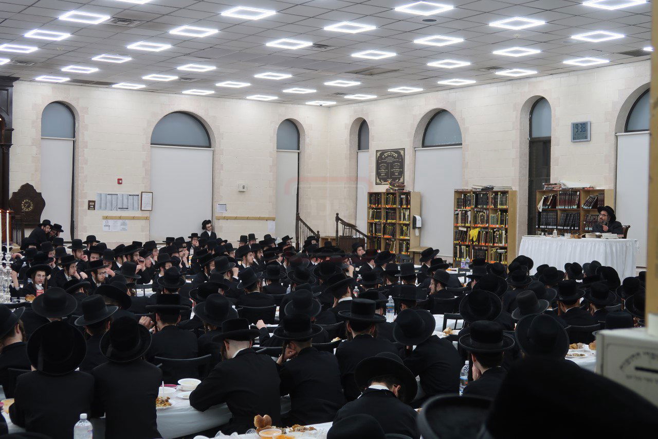 הרה"צ רבי מנחם מענדיל טייטלבוים במסיבת חנוכה