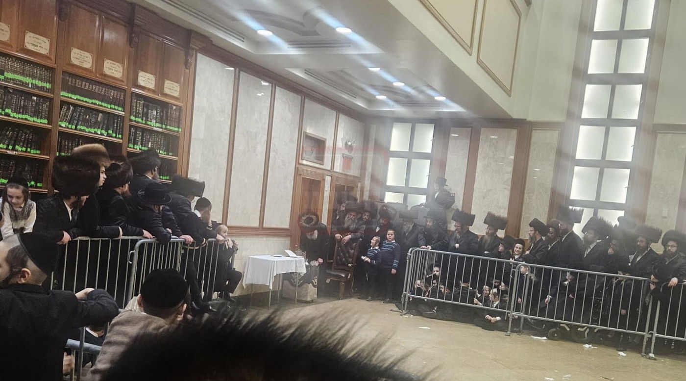 האדמו"ר מרחמסטריווקא ארה"ב בהדלקת נרות חנוכה