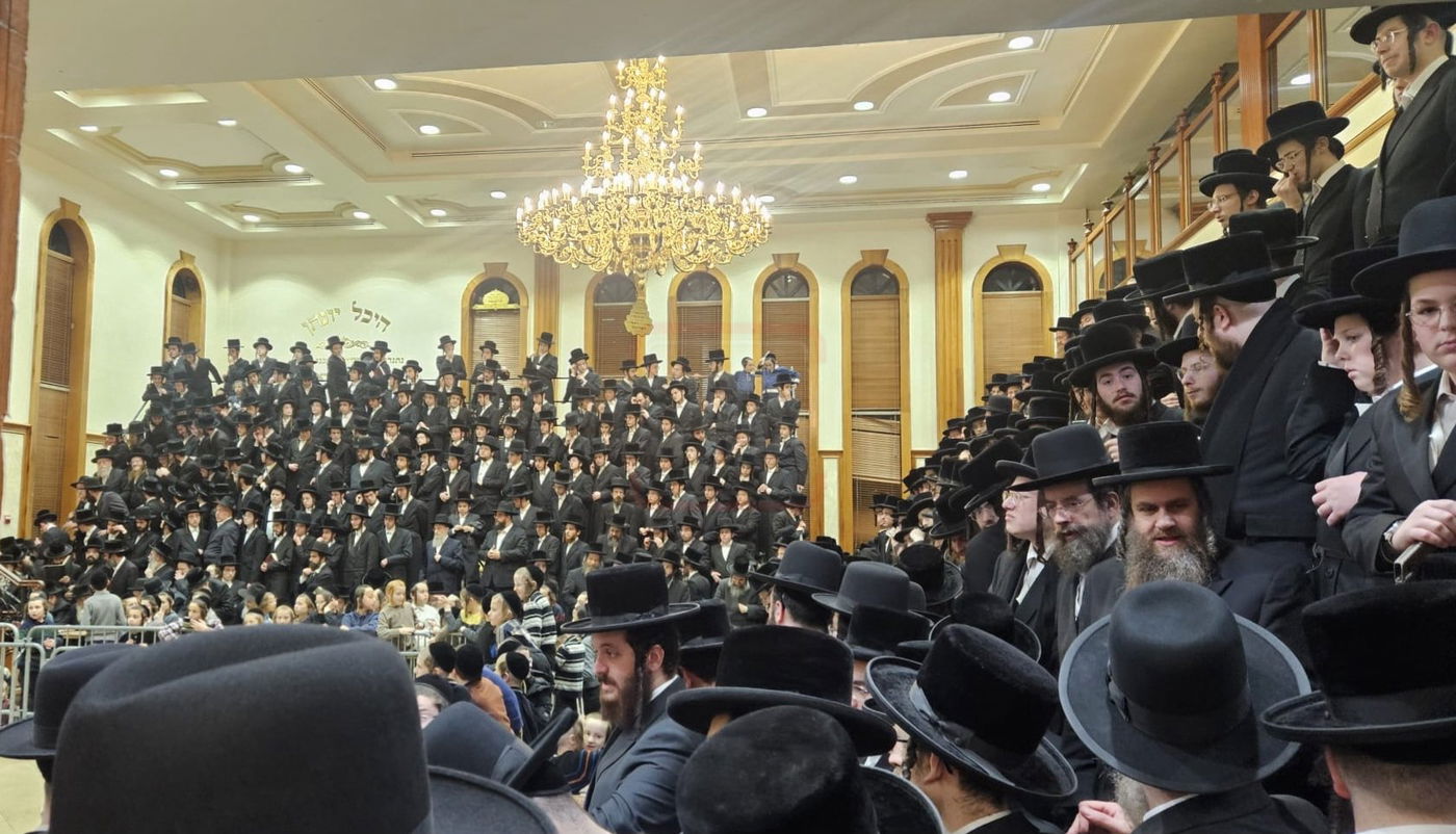 האדמו"ר מרחמסטריווקא ארה"ב בהדלקת נרות חנוכה