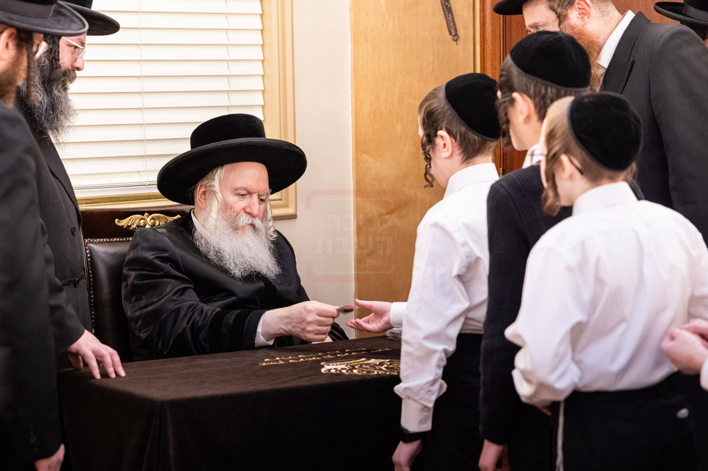 האדמו"ר מבאבוב בחלוקת מעות חנוכה