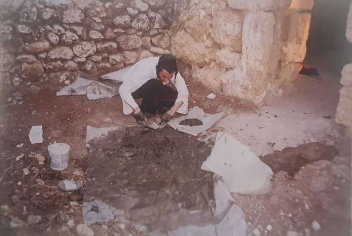 נחמן לנגר בבניית המצבה בקבר מתתיהו ביער בן שמן