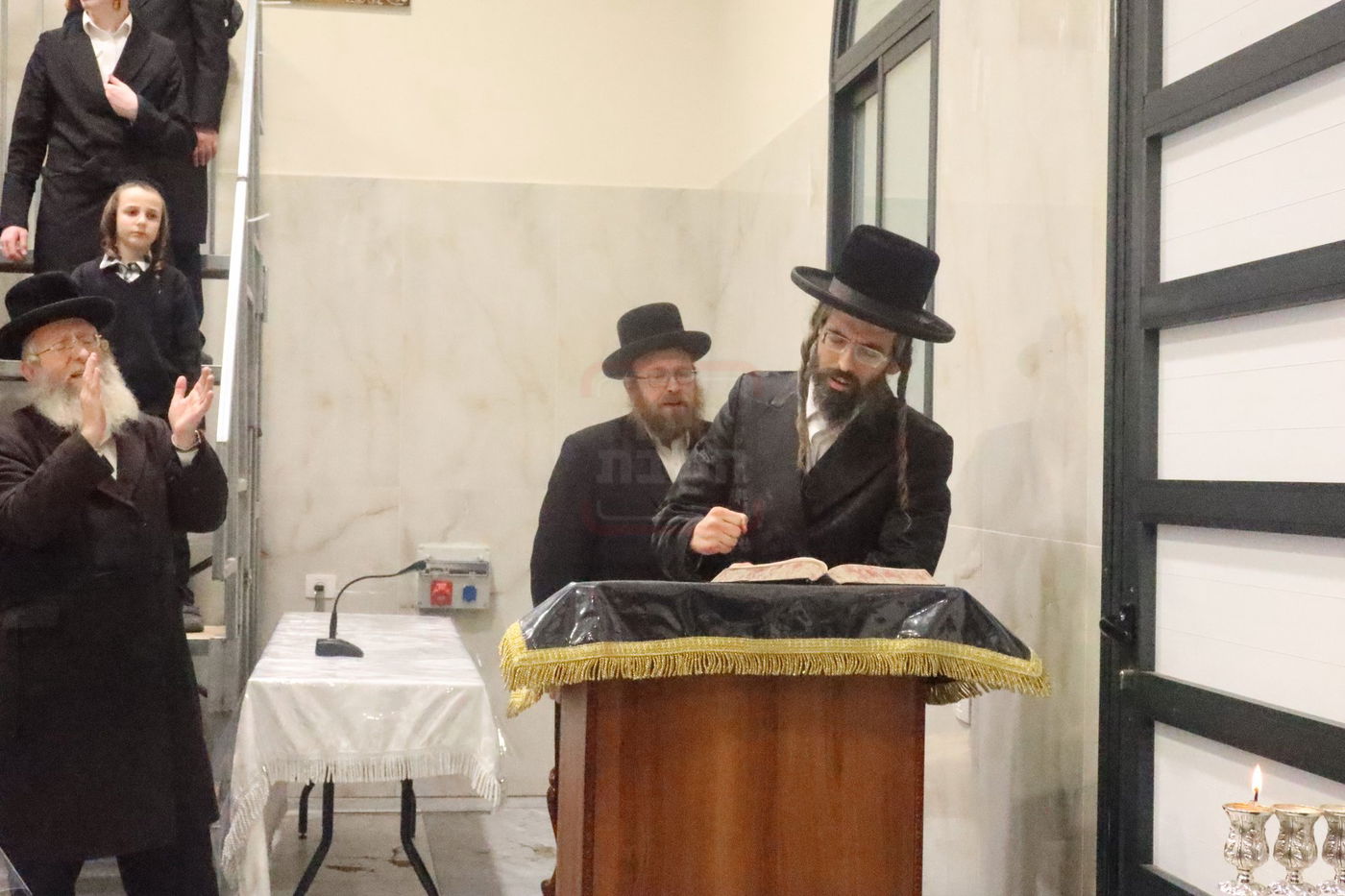 האדמו"ר מזוועהיל בהדלקת נרות חנוכה