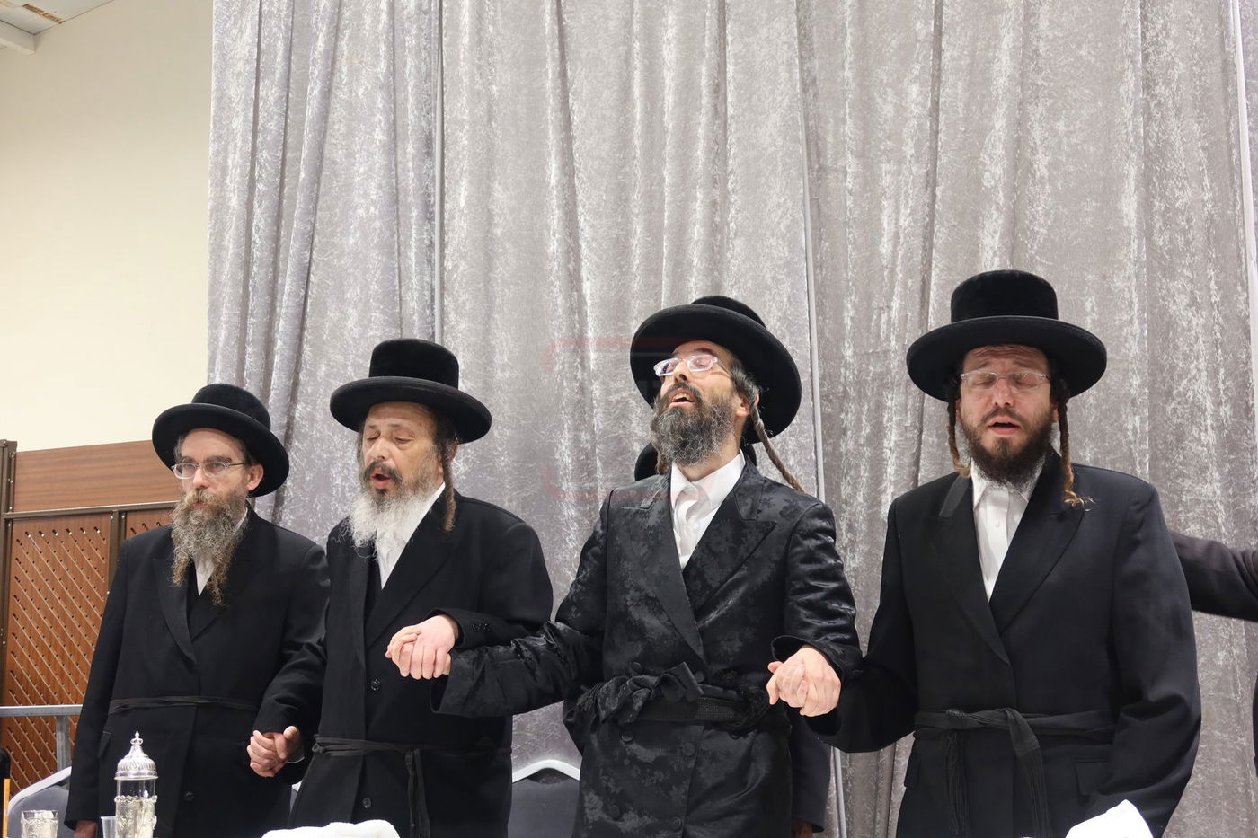 זאת חנוכה בחצה"ק זוויעהיל