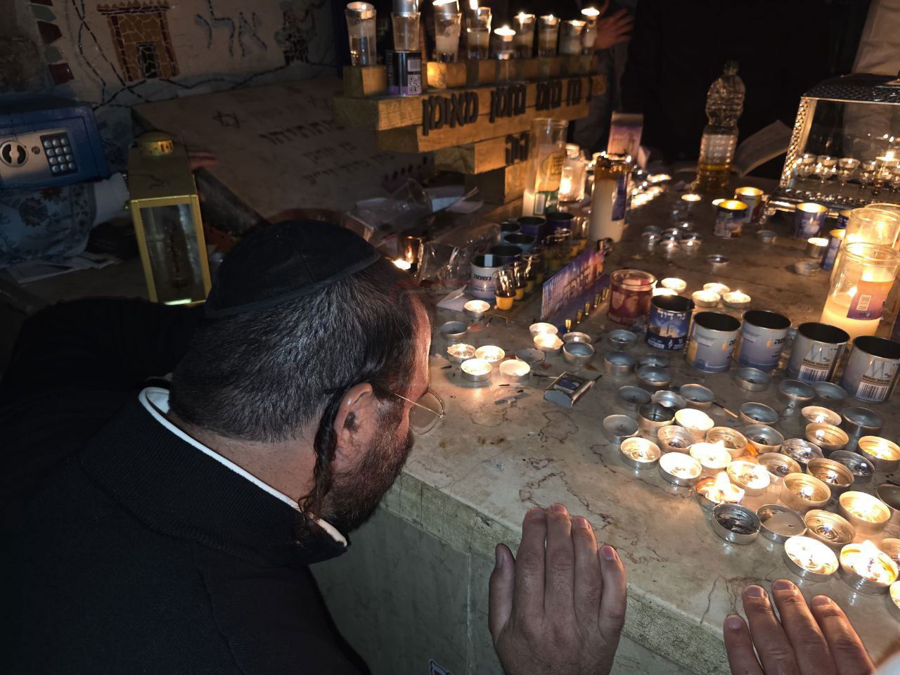 ר' נחמן לנגר מנשק את המצבה בקבר מתתיהו אותה בנה לפני 25 שנים