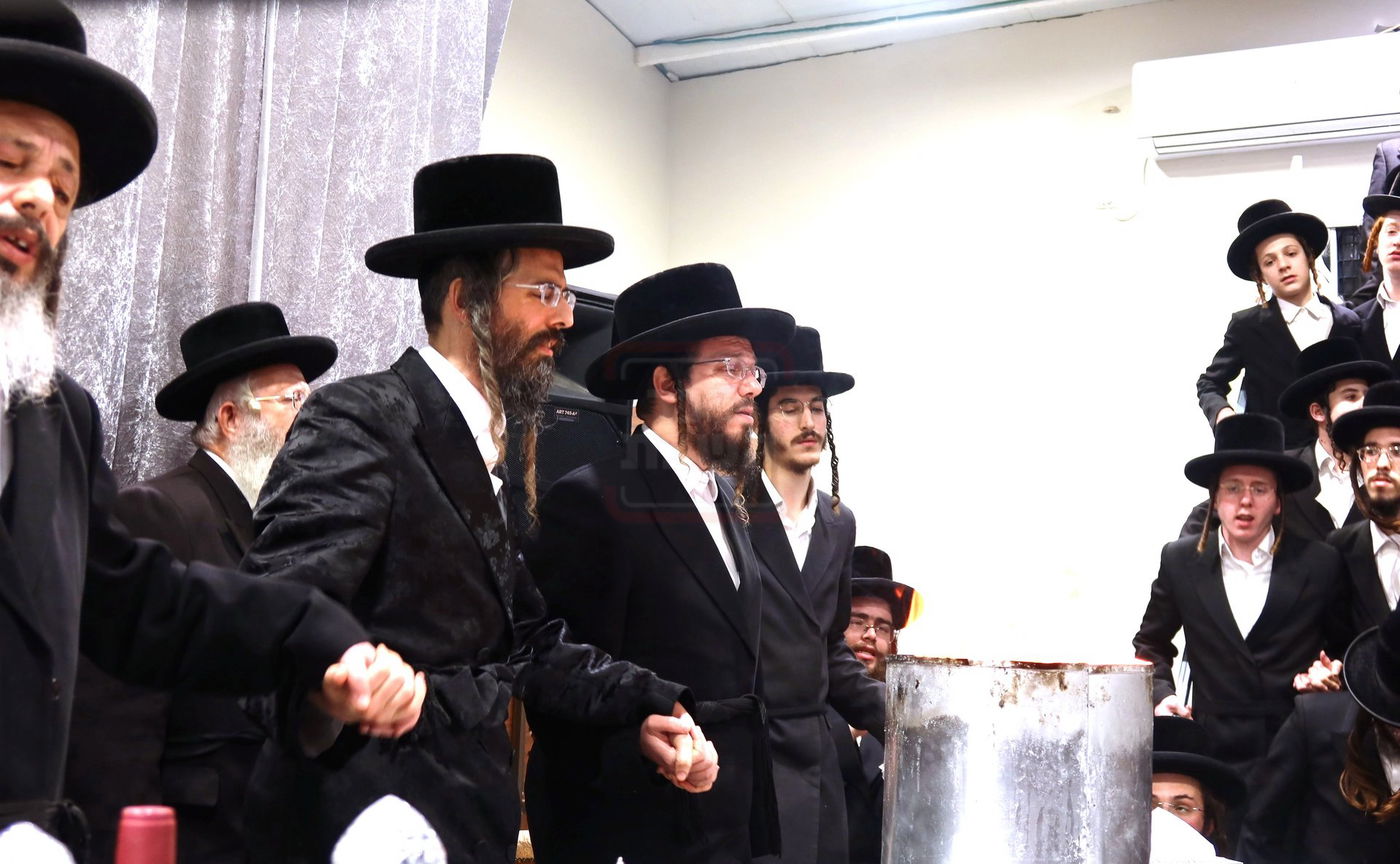 זאת חנוכה בחצה"ק זוויעהיל