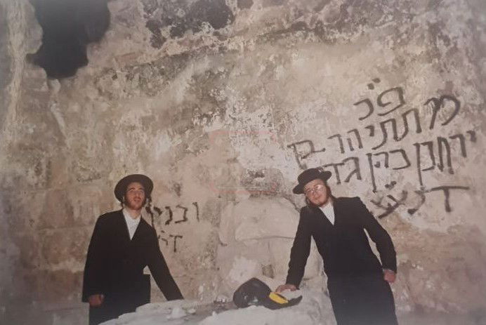 משה כהן ושמוליק פרנקל ליד הקבר