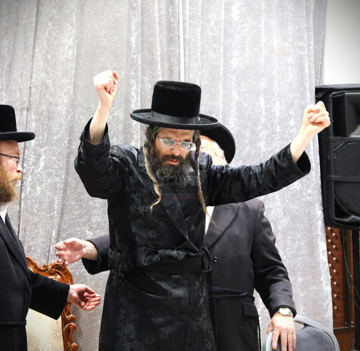 זאת חנוכה בחצה"ק זוויעהיל