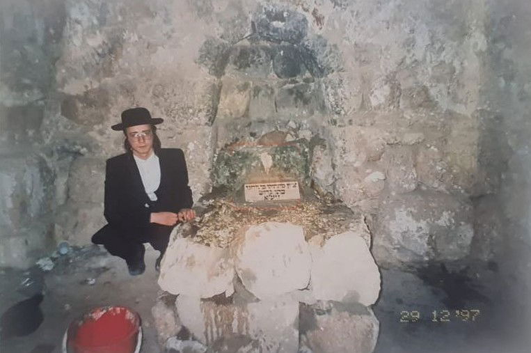 שמוליק פרנקל ברקע המצבה