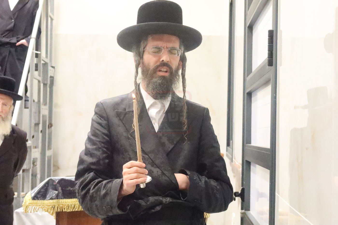 האדמו"ר מזוועהיל בהדלקת נרות חנוכה