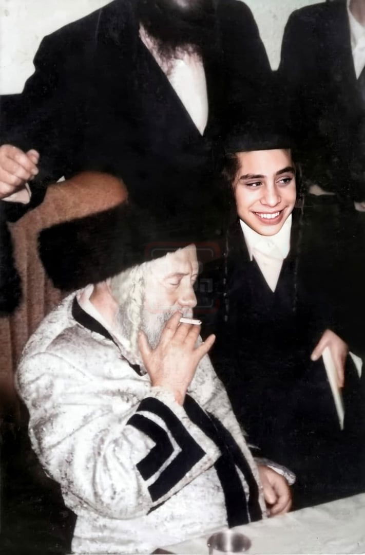 הרבי מקרעטשניף כפר אתא בבחרותו לצד זקינו הרה"ק רבי הערשל'ה מקרעטשניף זצ"ל