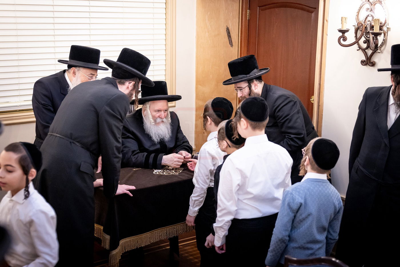 האדמו"ר מבאבוב בחלוקת מעות חנוכה