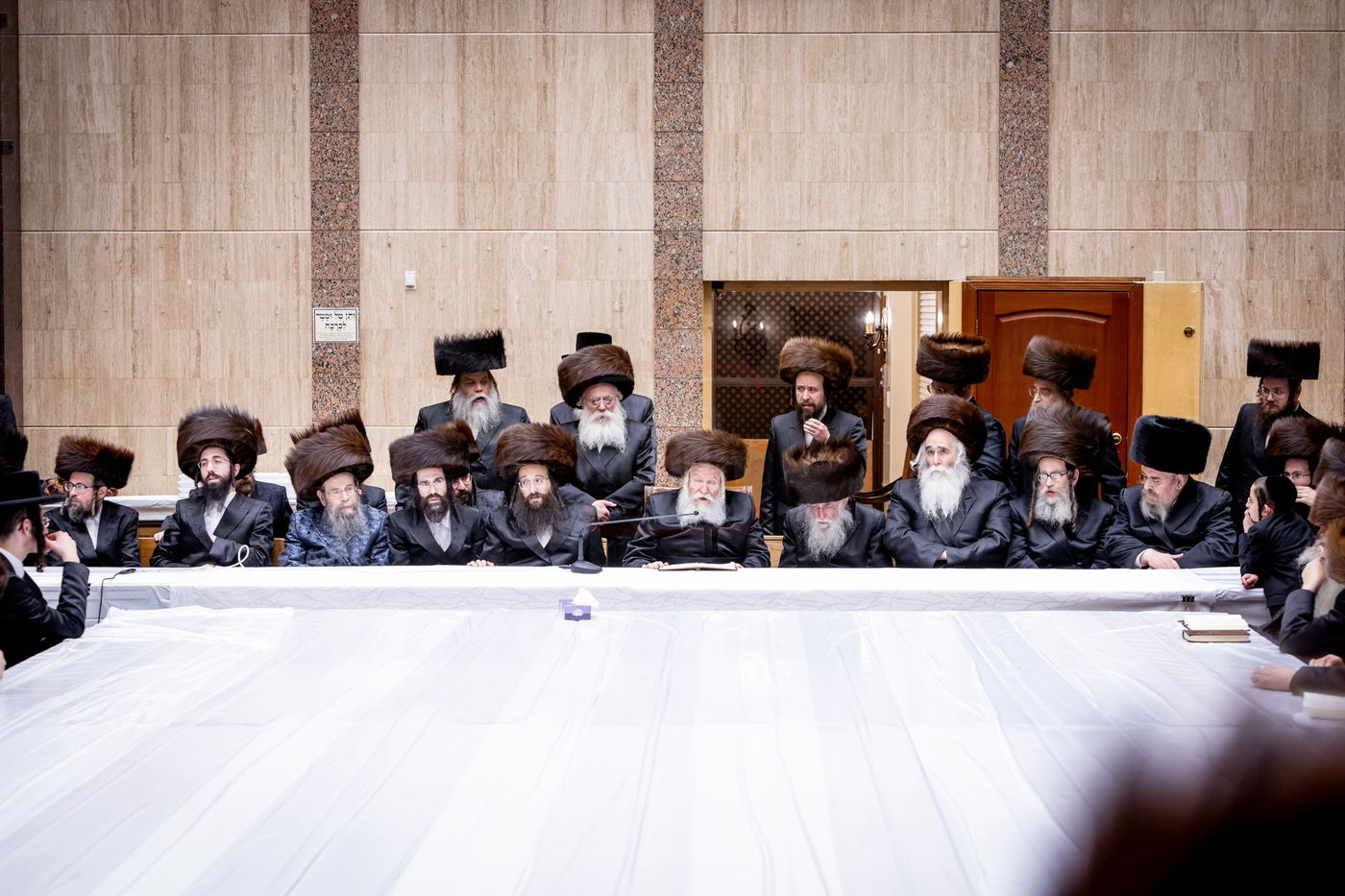 מוצאי שבת חנוכה בחצה"ק באבוב