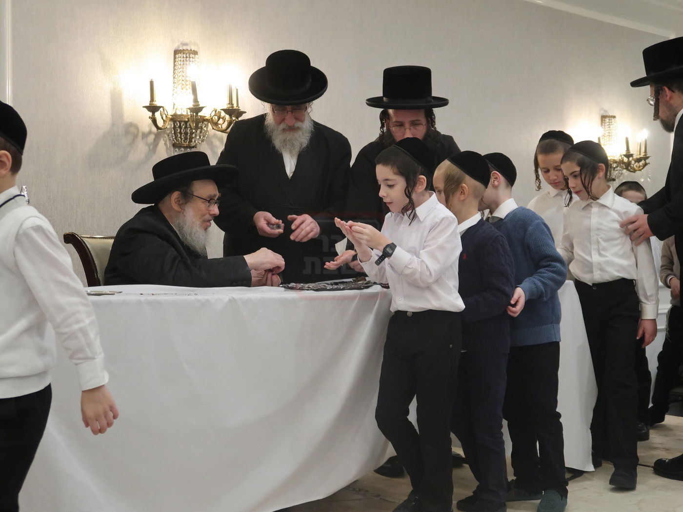 ימי החנוכה בחצה"ק פאפא