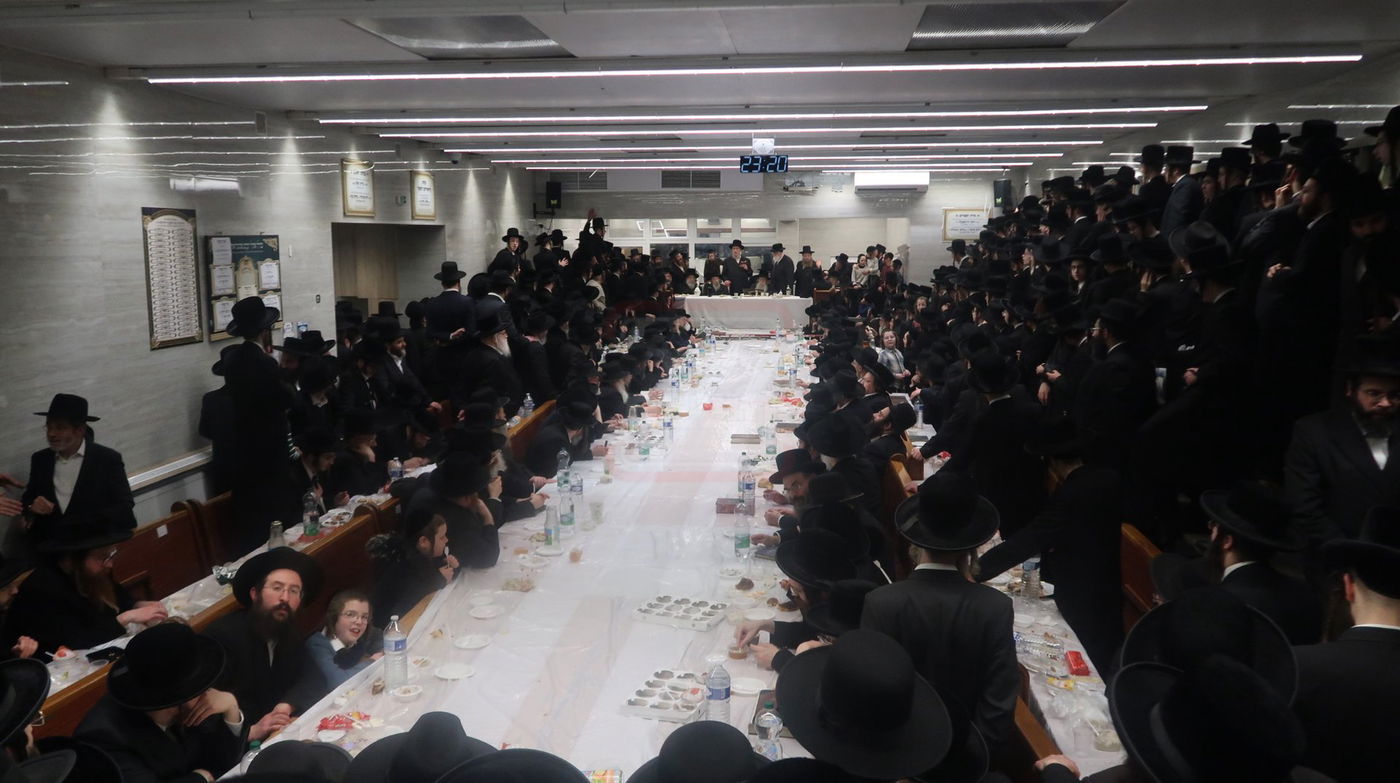 האדמו"ר מפשעווארסק בטיש זאת חנוכה