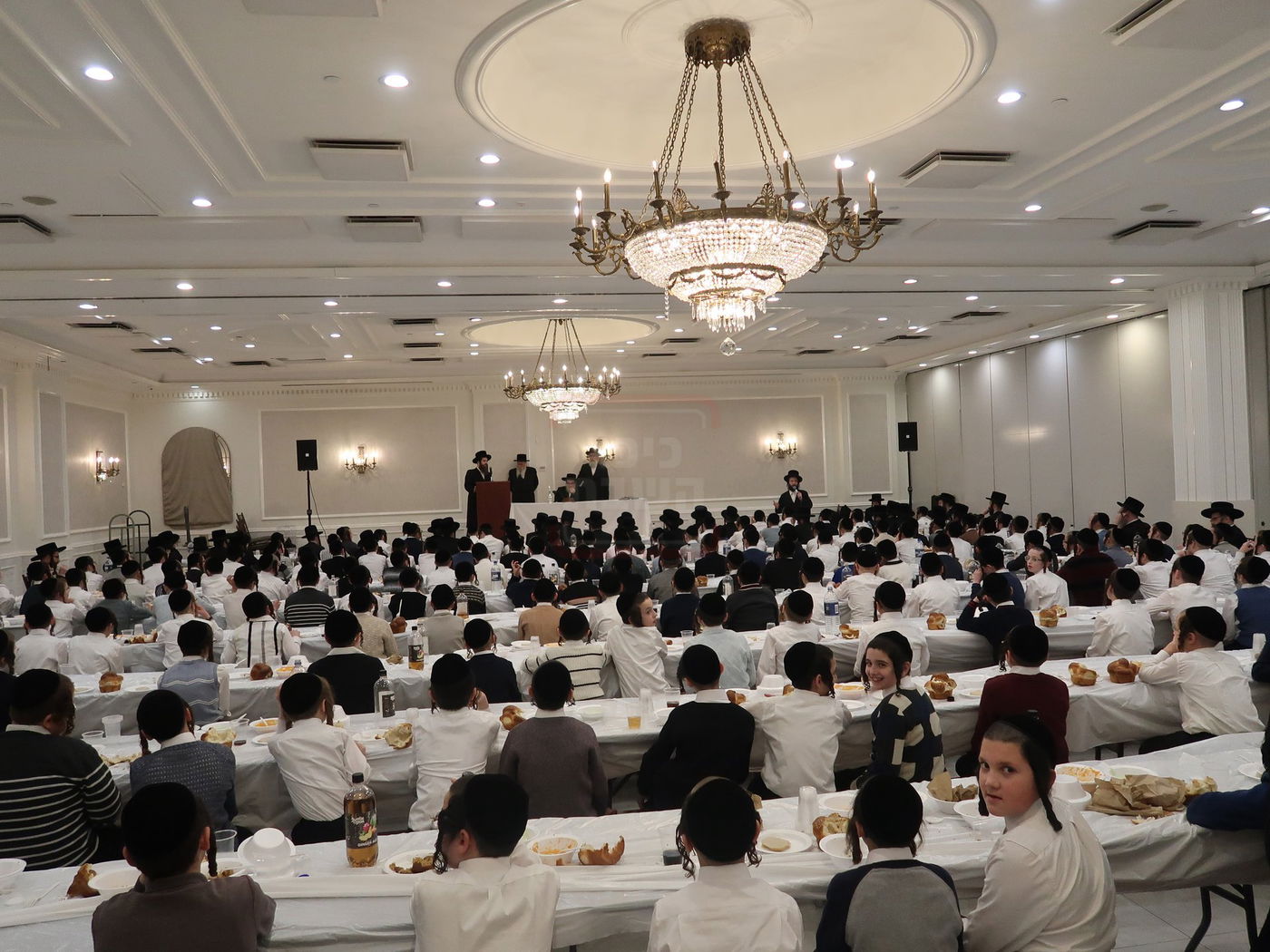 ימי החנוכה בחצה"ק פאפא