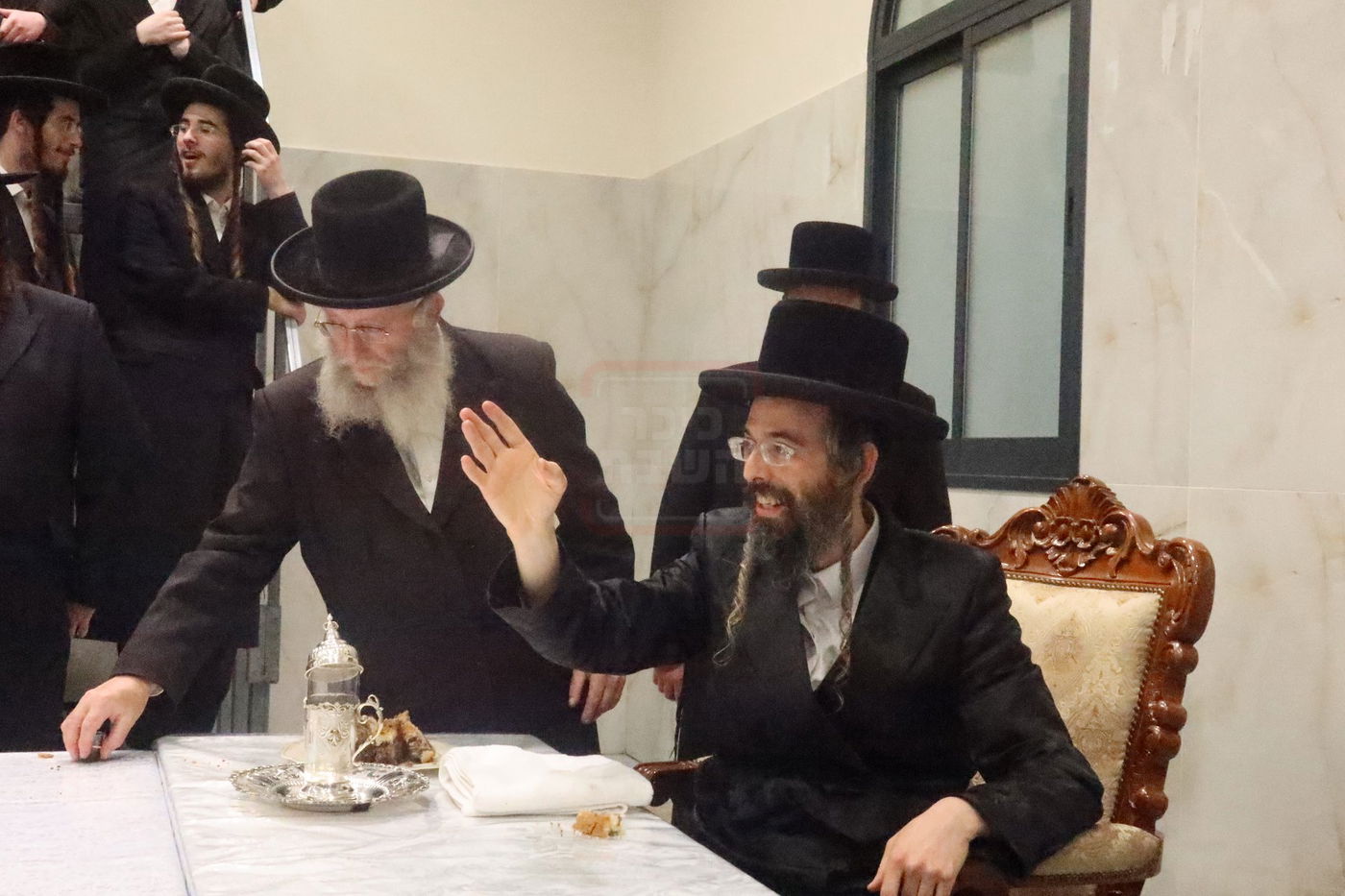 האדמו"ר מזוועהיל בהדלקת נרות חנוכה