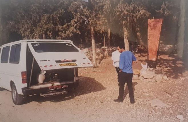 נחמן לנגר בבניית המצבה בקבר מתתיהו ביער בן שמן