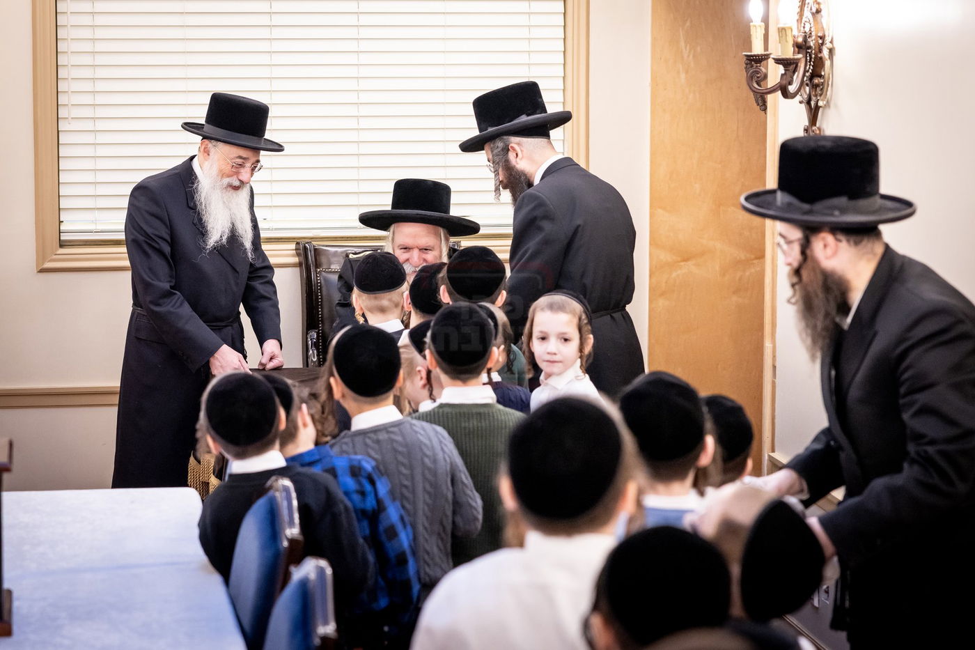 האדמו"ר מבאבוב בחלוקת מעות חנוכה