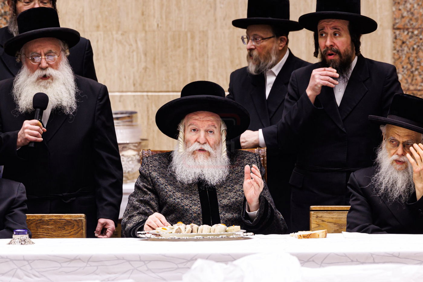 זאת חנוכה בחצה"ק באבוב