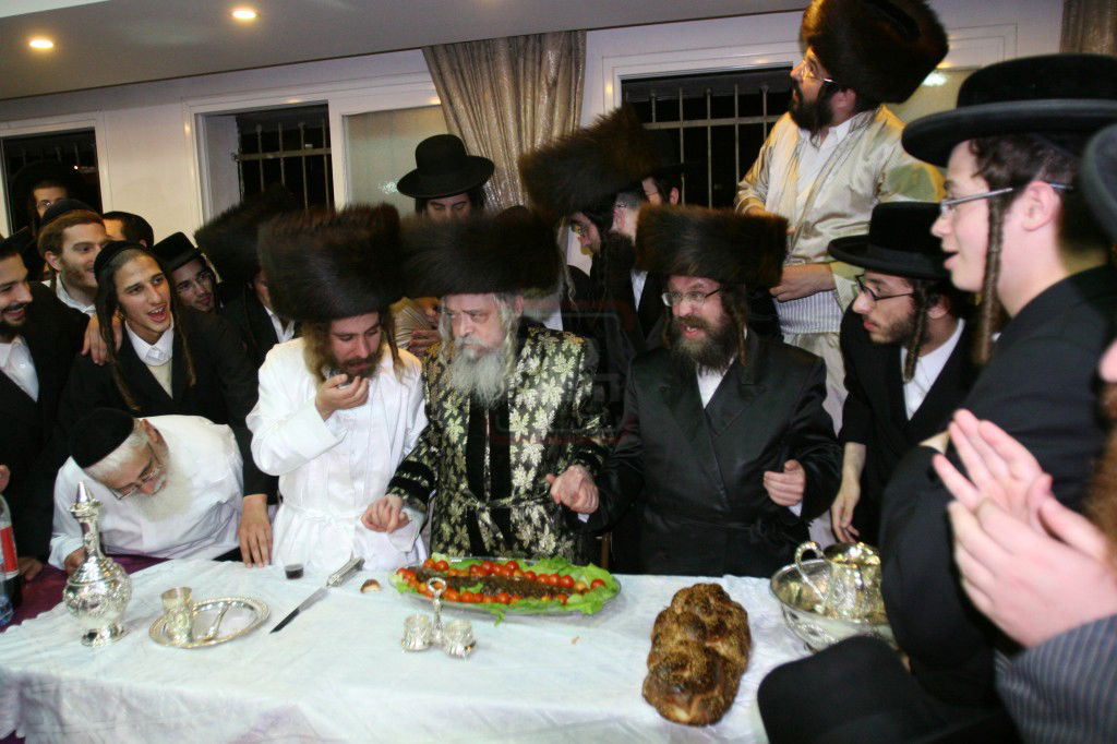 חתונת הרבי מקרעטשניף כפר אתא - לצד אביו נצפה אחיו הגדול האדמו"ר מקרעטשניף סיגעט