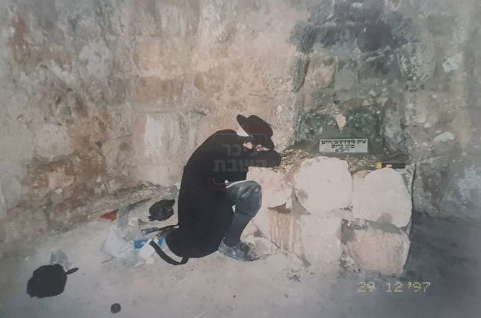 שלום פוקס בתפילה ראשונה לאחר הקמת המצבה